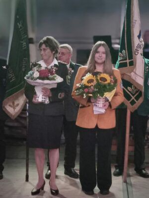 Diesjährige Jugendkönigin Chiara Rohde neben der Schützenkönigin