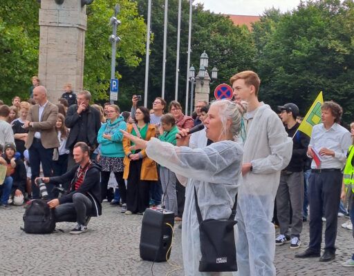 Links Belit Onay im Vordergrund Elternrätin IGS daneben IGS Schulleiter Tobias Langer weißes Hemd