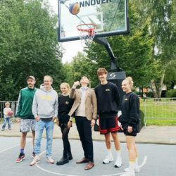 Basketball in der MobiWoche mit Oberbürgermeister Belit Onay