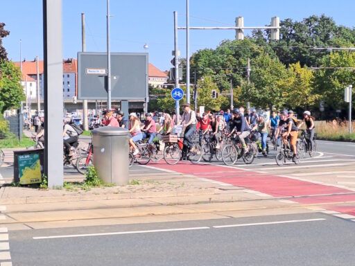 Raddemo WESTprotest biegt in die Wunstorfer Straße ein