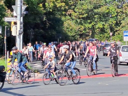 Raddemo WESTprotest verlässt den Westschnellweg