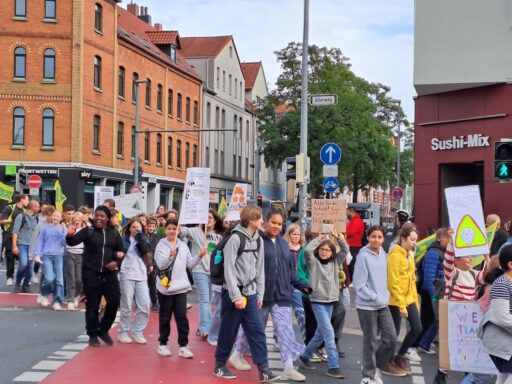 Schülerdemo IGS Linden biegt in den Allerweg ab