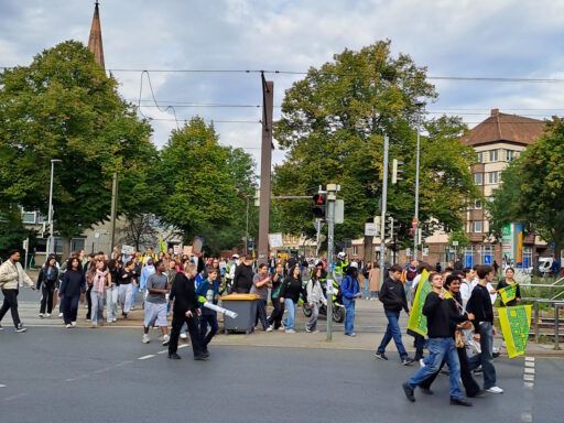 Schülerdemo IGS Linden biegt in die Lavesallee ein
