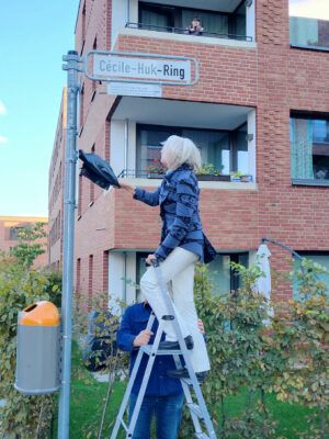 Cécile-Huk-Ring-Legendenschild