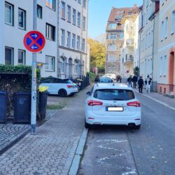 Parkende Autos im Halteverbot Hohe Straße