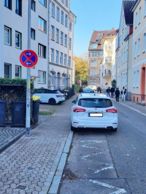 Parkende Autos im Halteverbot Hohe Straße