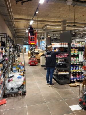 Letzte Arbeiten vor Eröffnung im Rewe Wasserstadt