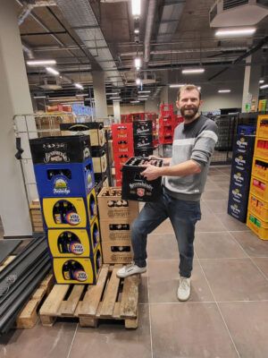 Der Markteiter räumt mit ein im Rewe Wasserstadt-Limmer