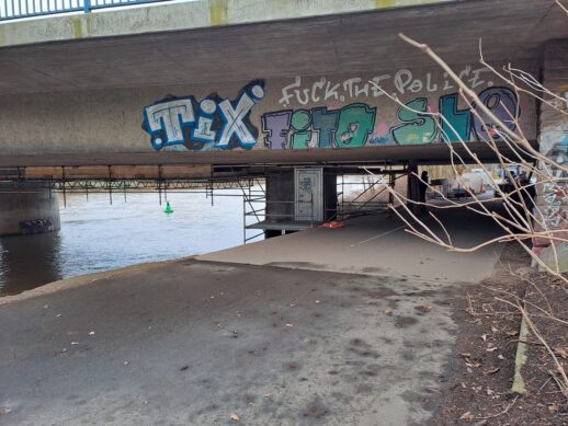 Baustelle unter der Schwanenburgbrücke