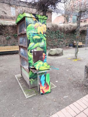 Zerstörter Kinderbücherschrank