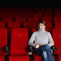 Ein junger Mann sitzt im Kino