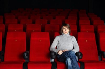 Ein junger Mann sitzt im Kino