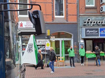 Greenpeace-Aktion Wunschstelle an der Haltestelle Leinaustraße