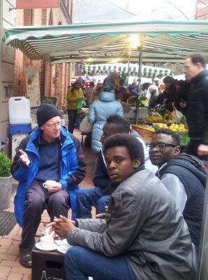 Im Gespräch mit Flüchtlingen auf dem Lindener Markt 2016