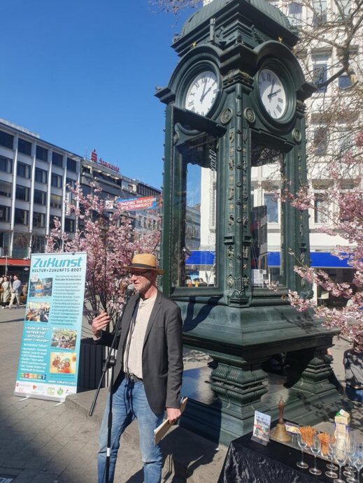 Joy Lohmann an der Kröpke-Uhr