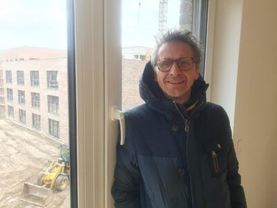 Pressesprecher Jörg Schreiber bei der Wohnungsbesichtigung