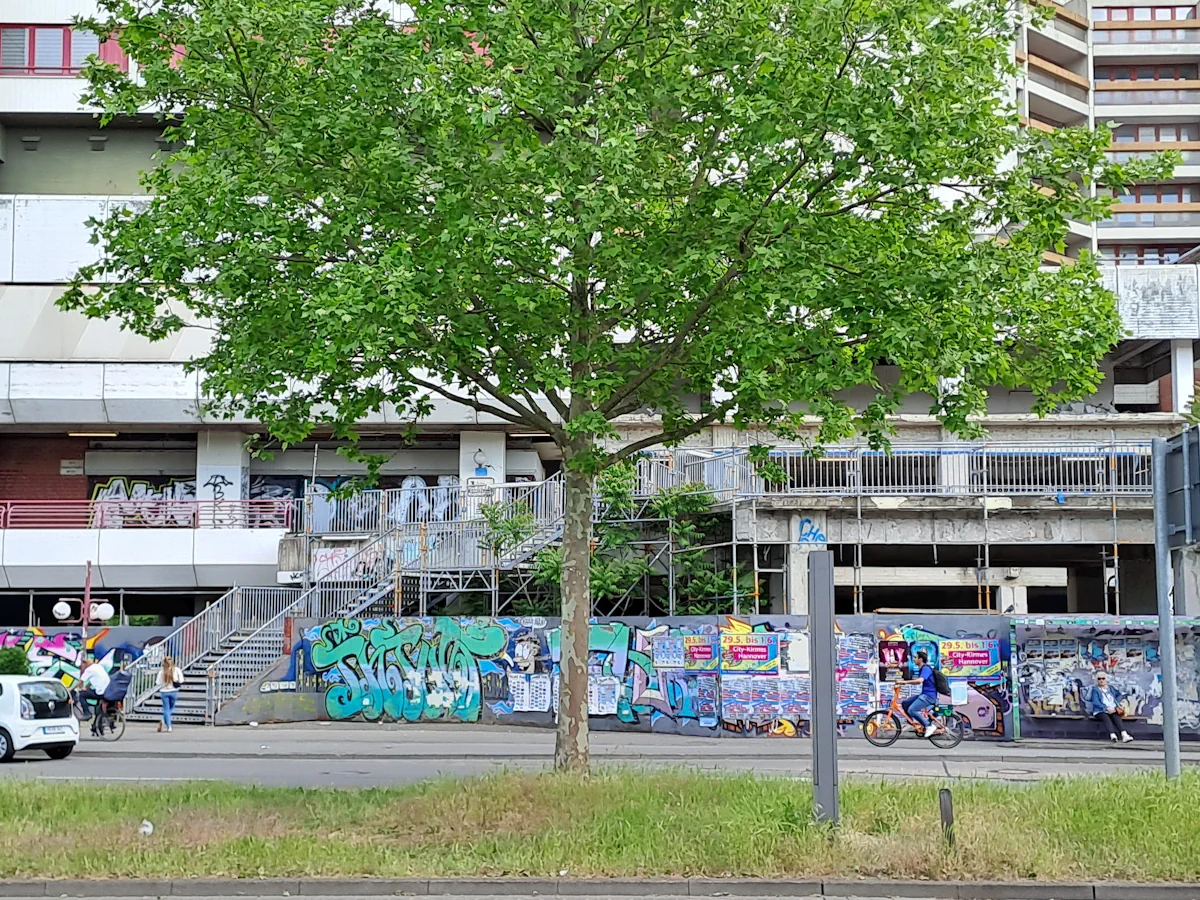 "Kunst am Bauzaun" am Küchengarten/Metalltreppe Blumenauer Straße