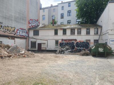 Schuttcontainer vor dem Hofgebäude