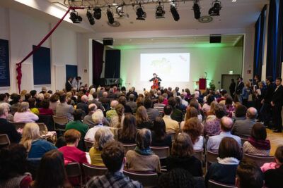 Voller Saal und Cello
