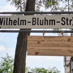 Selbstgemachtes Hinweisschild für Wilhelm Bluhm