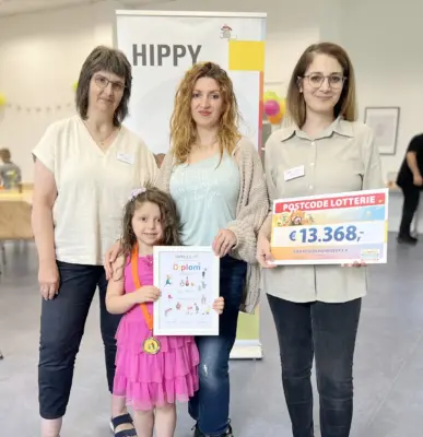 Talya und ihre Mutter freuen sich