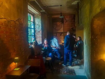 Weinbar mit Industrie-Flair