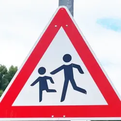 Schild spielende Kinder