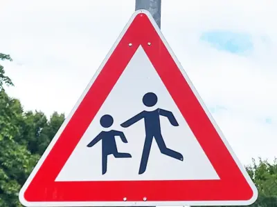 Schild spielende Kinder