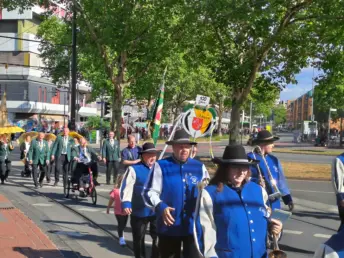 Die Schützen biegen in die Limmerstraße ein