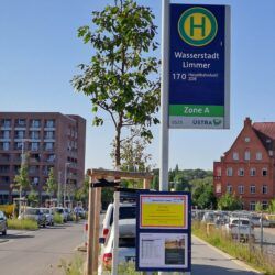 Haltestelle Zur Wasserstadt mit Hinweis
