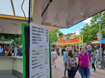 Preisschild am Getränkestand beim Schützenfest
