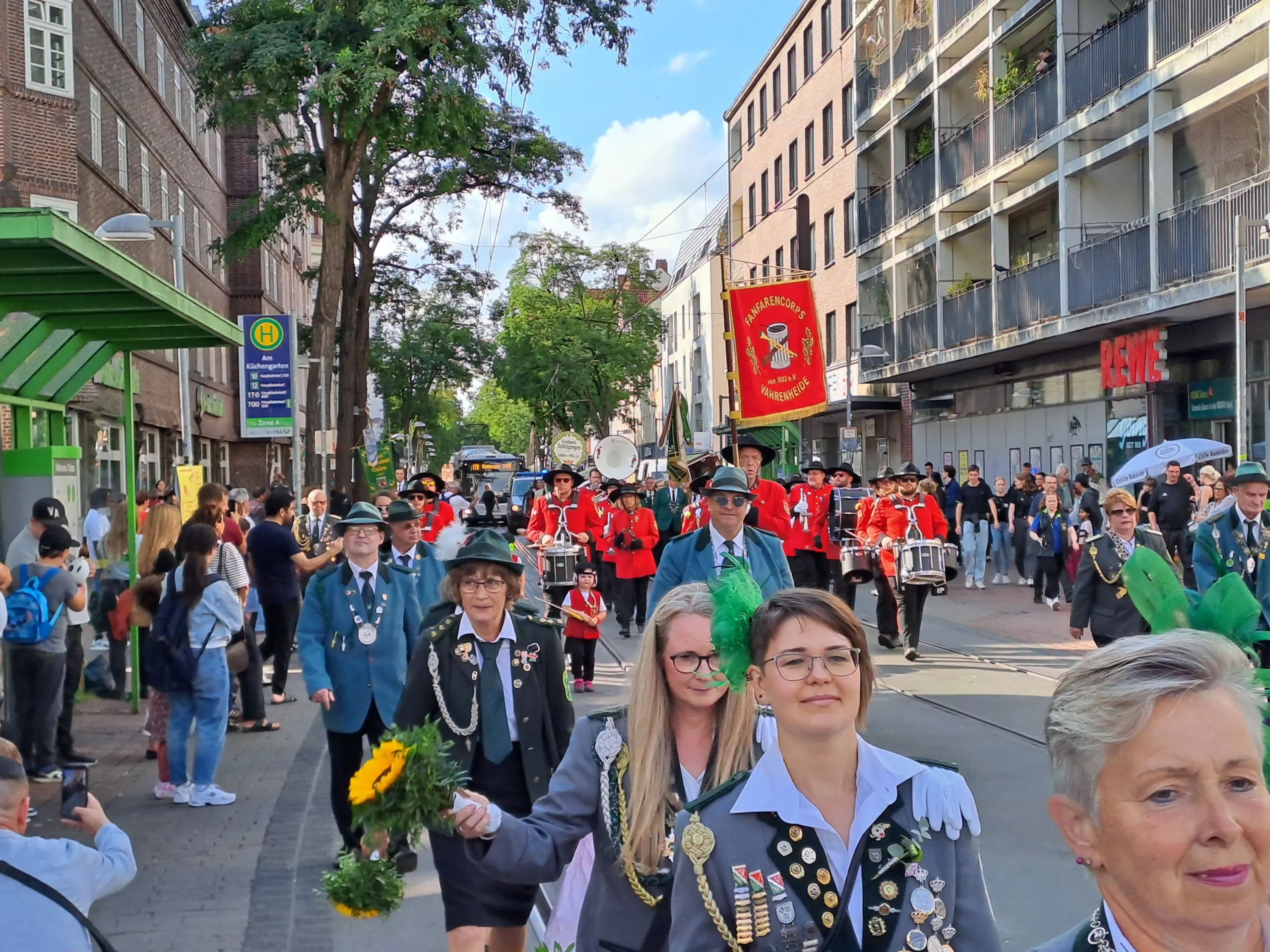 Schützenausmarsch auf der Limmerstraße