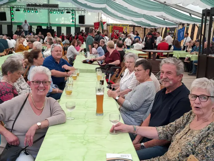 Stimmung im Festzelt mit zwei treuen Leserinnen von Punkt-Linden (vorn links und rechts)