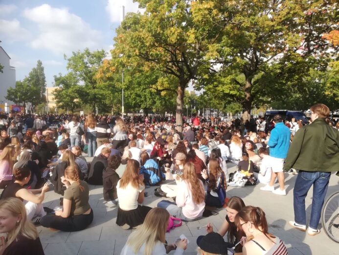 Pudding essen mit der Gabel am Küchengarten