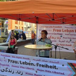 Bürgermeisterin Monica Plate auf dem Jina Mahsa Amini Platz in Linden-Mitte.