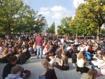 Pudding essen mit der Gabel am Küchengarten