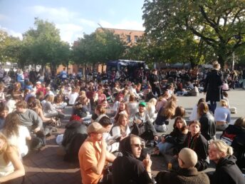 Pudding essen mit der Gabel am Küchengarten