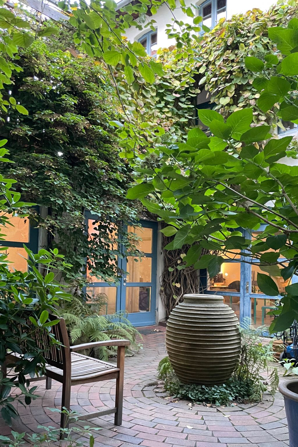 falte-Raum für interdisziplinären künstlerischen Zusammenschluss.