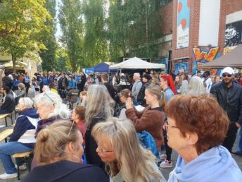 Vielfältiges Publikum auf einem bunten Fest