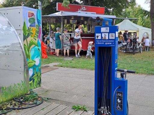 Vorne Luft, in der Mitte Bier und hinten das Kiezfest