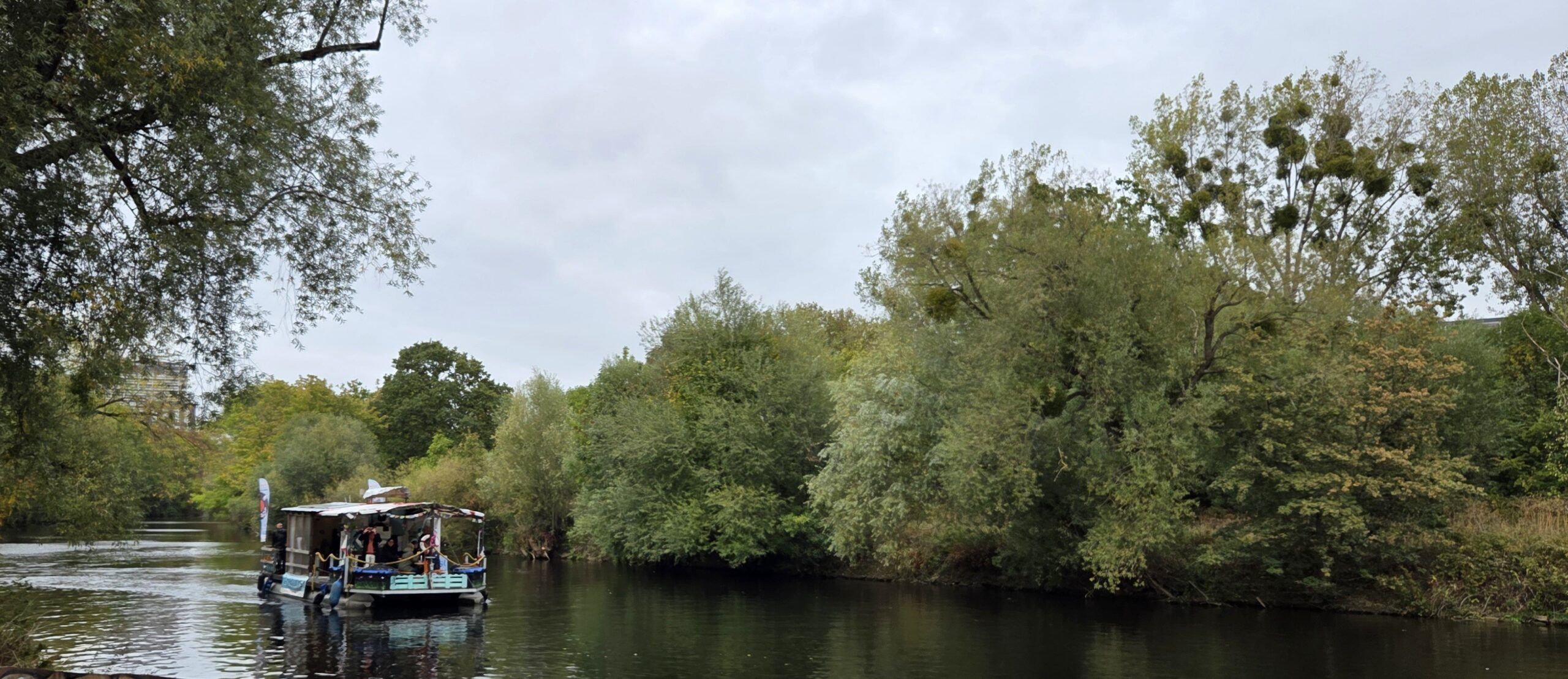 Motorisierter Katamaran auf der Leine