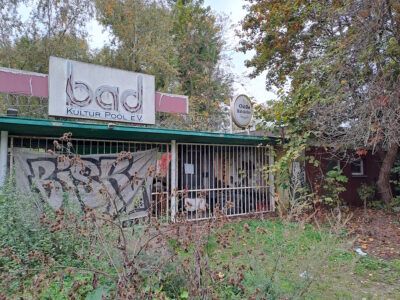 bad-Eingang mit Nebengebäude