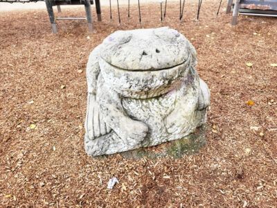 „Dicker Frosch“ – Skulptur am Spielplatz Pfarrlandplatz