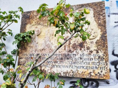 Gedenkplatte für Wilhelm Bluhm – auf dem Faust-Gelände
