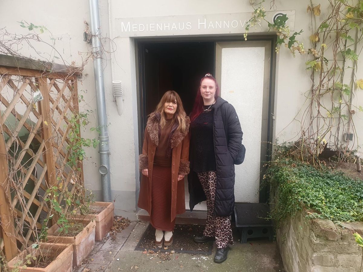 Geschäftsführerin Simone Beer mit Praktikantin Hannah