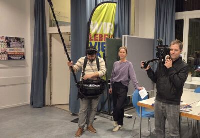 NDR-Drehteam im Café Allerlei