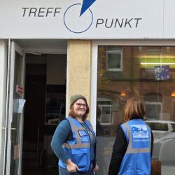 Sozialarbeiterinnen vor Tageswohnung Treffpunkt