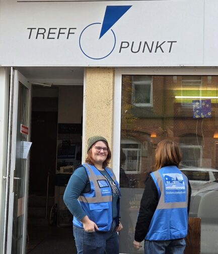 Sozialarbeiterinnen vor Tageswohnung Treffpunkt