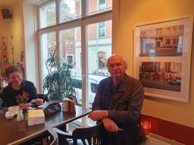 Im Café K am Pariser Platz sind historische Kneipenbilder ausgestellt