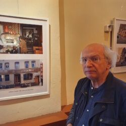 Soziologe Jonny Peter vor seinen 1989 gemachten Aufnahmen